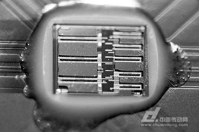 美国麻省理工学院研制出新型光电子芯片,可彻底摒弃铜导线